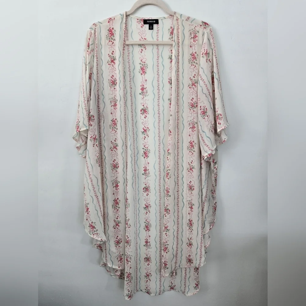 Torrid Textured Chiffon Kimono color:Antoinette floral. Torrid Size 0 (L)
